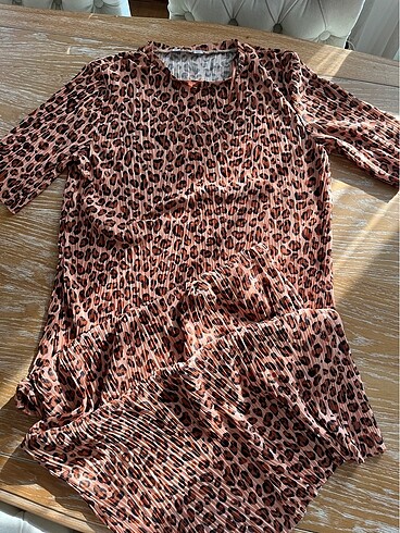 Pilili leoparlı elbise