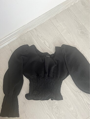 Kolları fırfırlı şık bluz