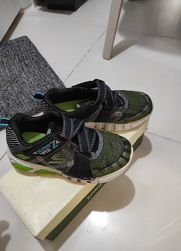31 Beden siyah Renk Skechers 31 numara ayakkabı
