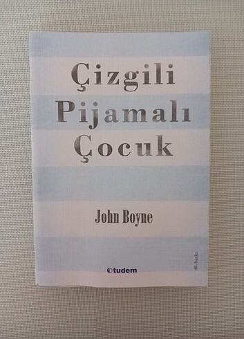 Çizgili pijamalı çocuk