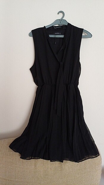 Siyah pikeli elbise