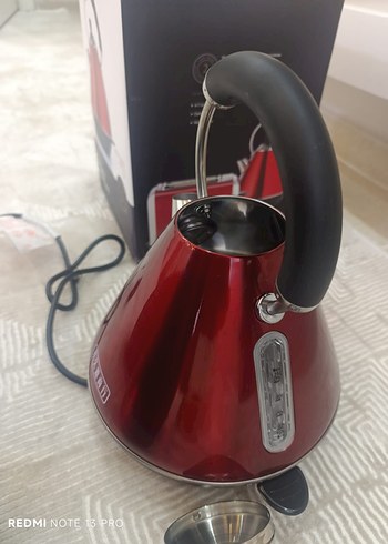 Parlak Kırmızı Çaydanlık