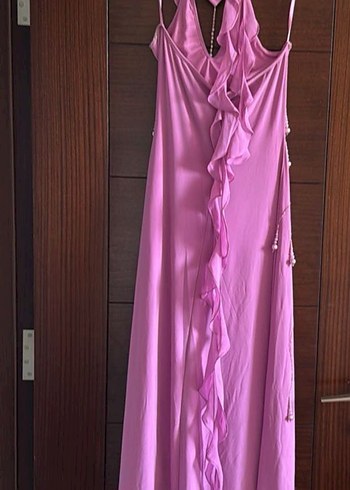 Pembe Uzun Fırfırlı V-Yaka Elbise