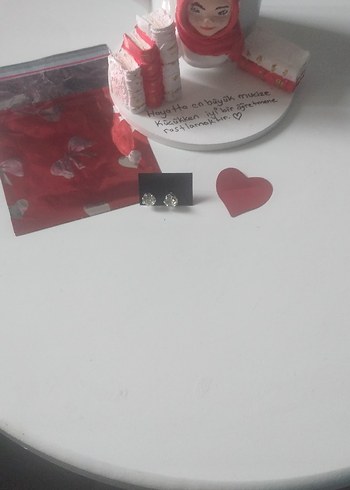 s Beden Kırmızı Mini Seramik Figür ve Küpe Seti ogretmenler gunu