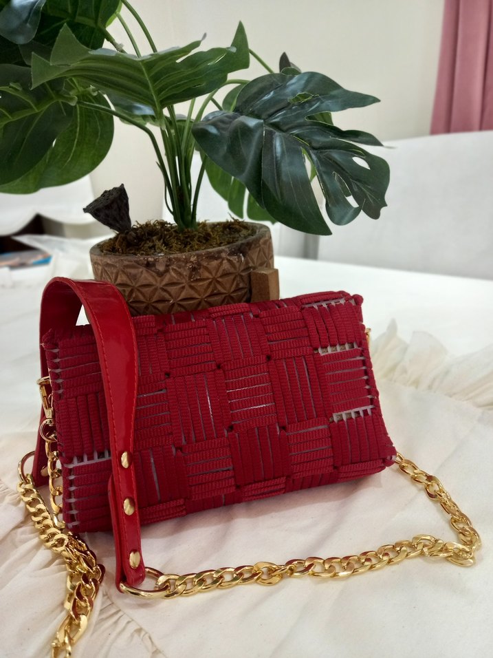 Kırmızı Zincir Detaylı İşlemeli Deri Kadın Çanta - Görsel 2