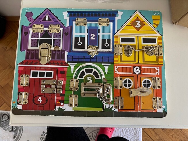 Melissa&Doug ahşap çilingir tahtası