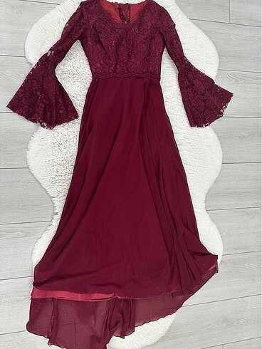 Kolları ve önü dantel güpürlü içi saten astar