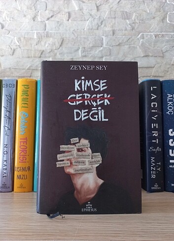 Kimse Gerçek Değil 