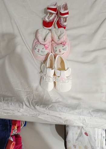 Kız Bebek Beyaz Cırt Cırtlı Nakışlı Botlar