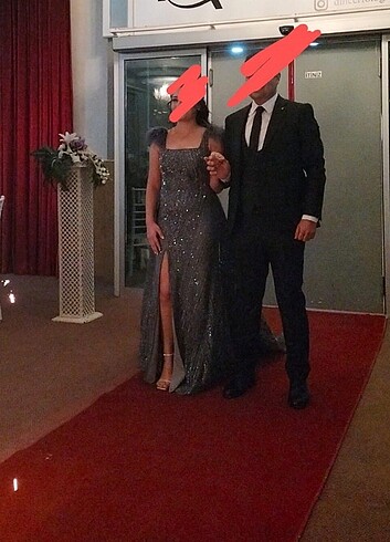 GRİ İŞLEMELİ DEMONTE KUYRUK NİŞAN ELBİSESİ/abiye