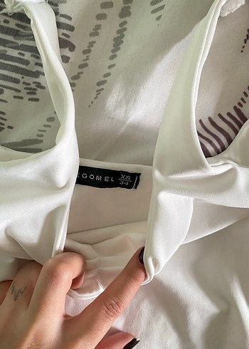 V Yaka Sırt Dekolteli Büzgülü Beyaz Bluz - Görsel 4