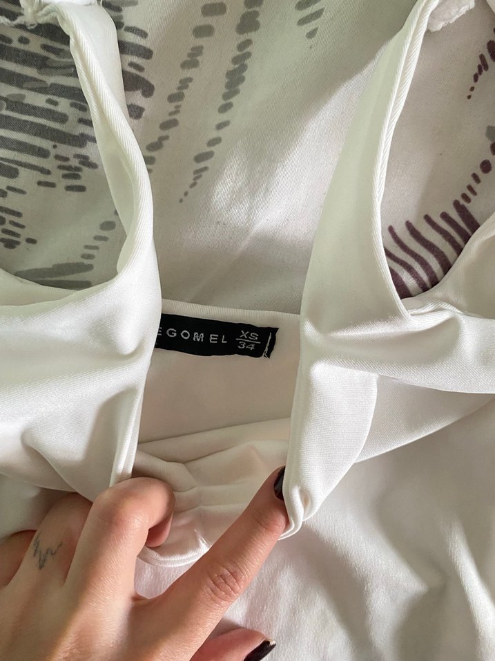 V Yaka Sırt Dekolteli Büzgülü Beyaz Bluz - Görsel 4