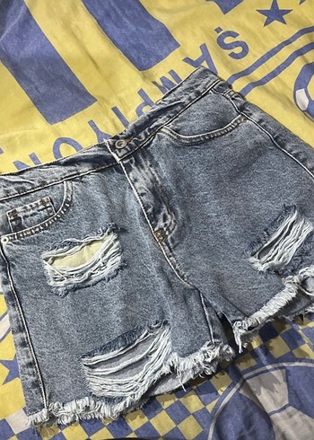 Kadın Gri Yırtık Mini Denim Şort - Görsel 2