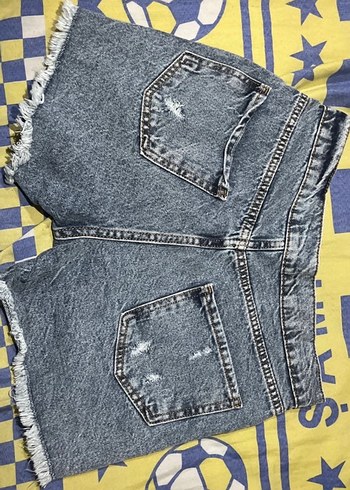 Kadın Gri Yırtık Mini Denim Şort - Görsel 3