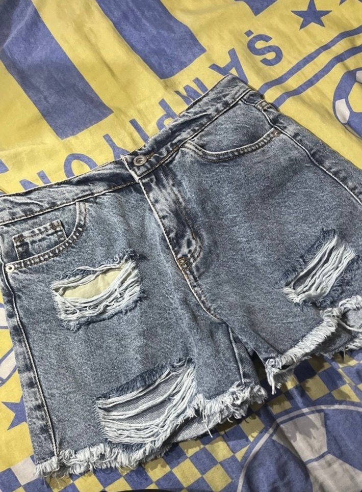 Kadın Gri Yırtık Mini Denim Şort - Görsel 2