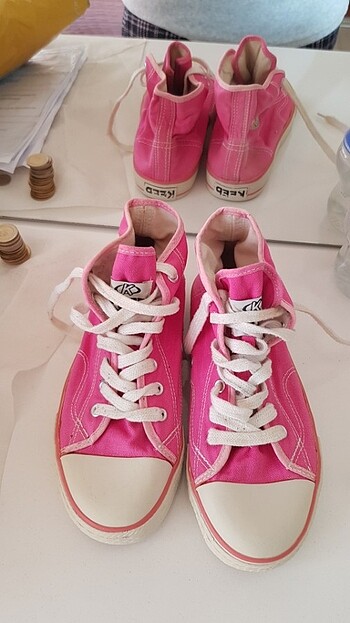 Pembe converse