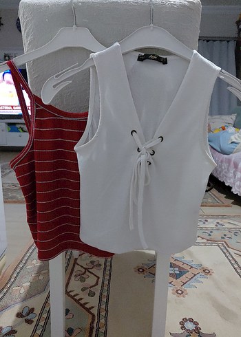 Beyaz V Yakalı ve kırmızı Mini Atlet