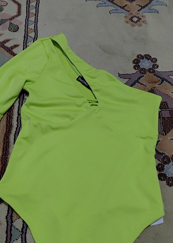 Bershka Yeşil Tek Kollu Mini Bluz