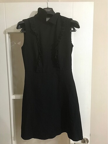 Yakalı siyah elbise