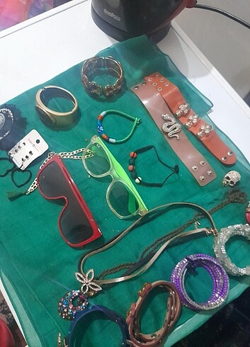 ACCESSORİZE ÇEŞİTLİ TAKILAR ve RAYBAN & GUCCİ GÖZLÜK