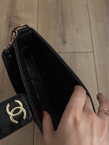 Chanel Sayfamdaki beyaz çantayla aynı durumda siyah kol çantası