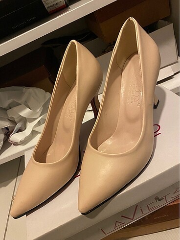 Kırmızı tabanlı stiletto