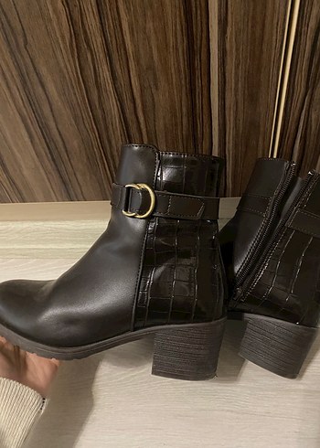 Kahverengi Parlak Deri Tokalı Kadın Bot - Görsel 5