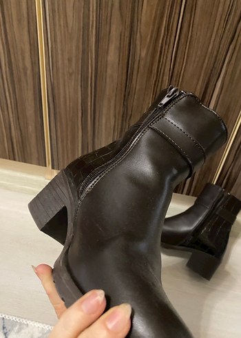 Kahverengi Parlak Deri Tokalı Kadın Bot - Görsel 3