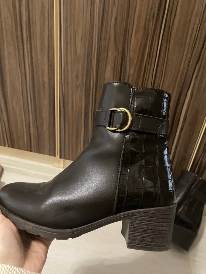 Kahverengi Parlak Deri Tokalı Kadın Bot - Görsel 4