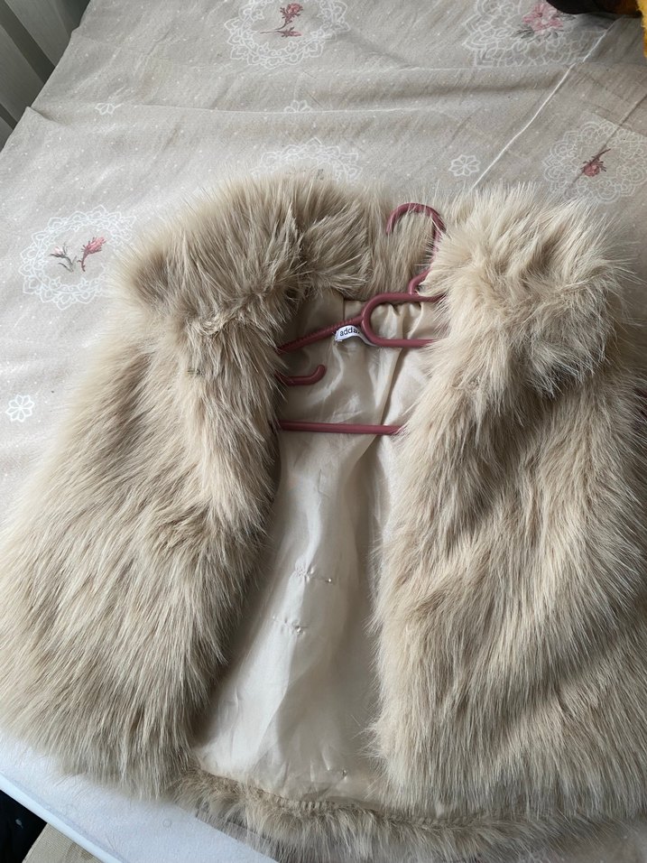 Bej Kadın Kürk Detaylı Kolsuz Yelek - Görsel 4