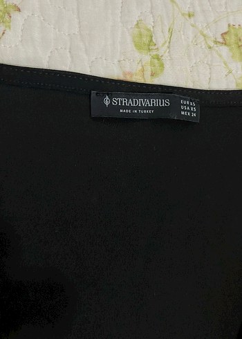 Siyah Dökümlü V Yakalı Uzun Kollu Bluz - Görsel 3