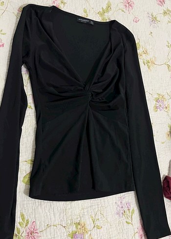 Siyah Dökümlü V Yakalı Uzun Kollu Bluz - Görsel 4