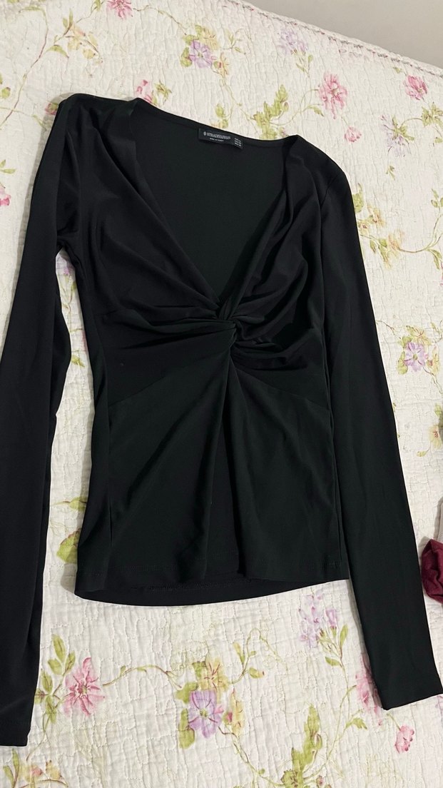 Siyah Dökümlü V Yakalı Uzun Kollu Bluz - Görsel 4