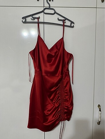 Zara kırmızı saten elbise