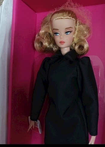 Barbie Siyah Elbiseli Klasik Bebek