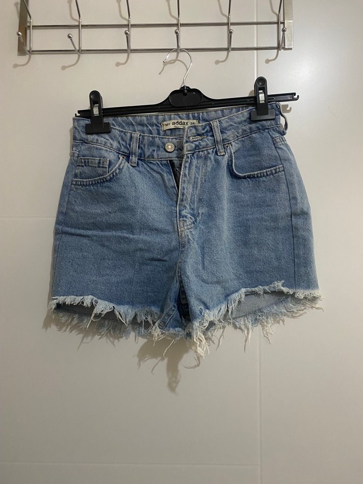 Kadın Mavi Yırtık Kot Şort - Görsel 2