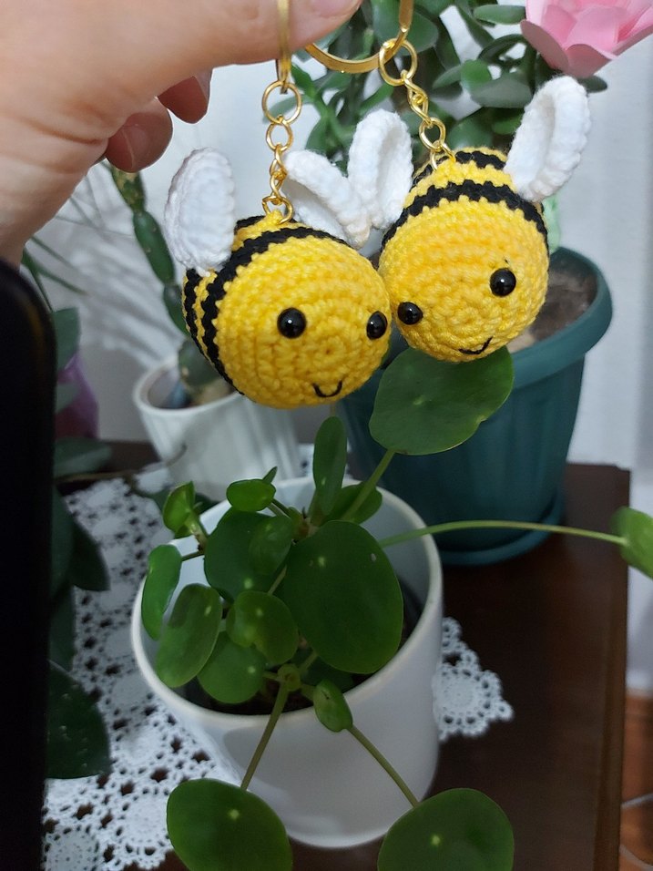 El Yapımı Örgü Arı Anahtarlık - Görsel 2