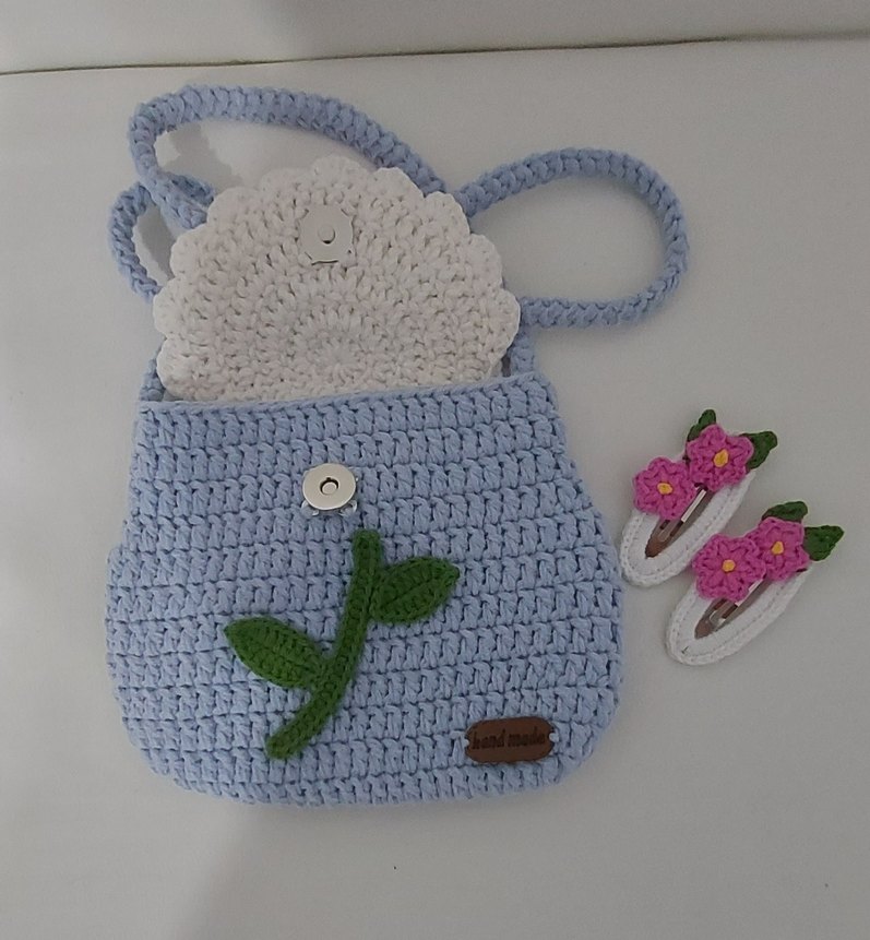 Kız çocukları için  Çiçek Desenli Örgü Kız Çantası ve Toka Seti - Görsel 3