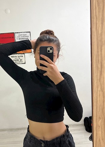 Siyah Yüksek Yakalı Crop Top