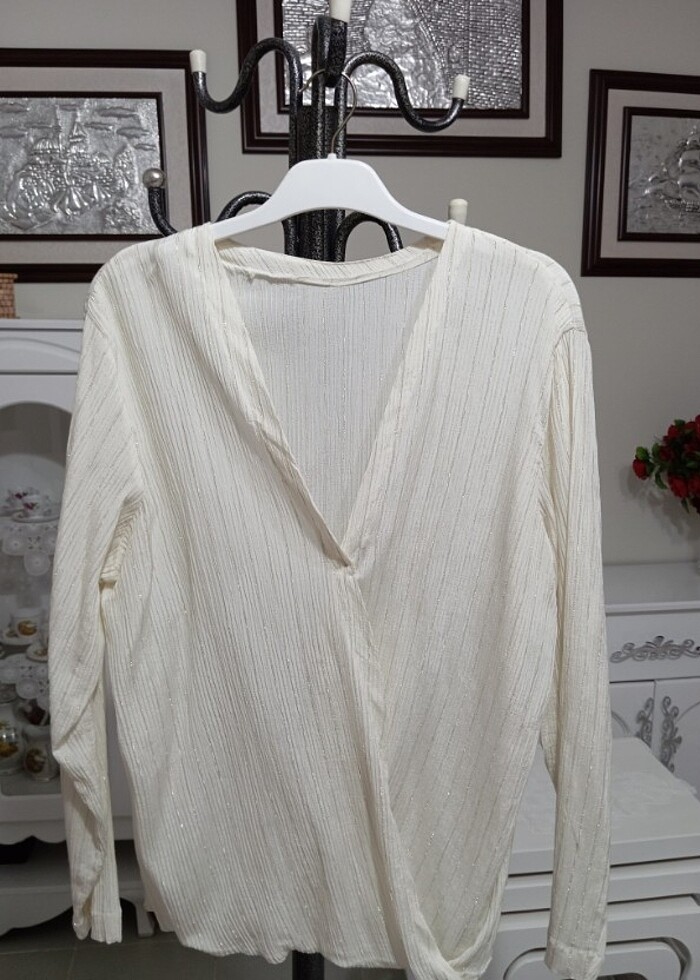 Gold ışıltılı dekolteli bluz - Görsel 2