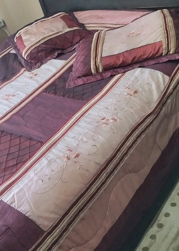 İşlemeli Parlak Bordo Yatak Örtüsü - Görsel 2