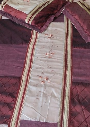 İşlemeli Parlak Bordo Yatak Örtüsü - Görsel 3