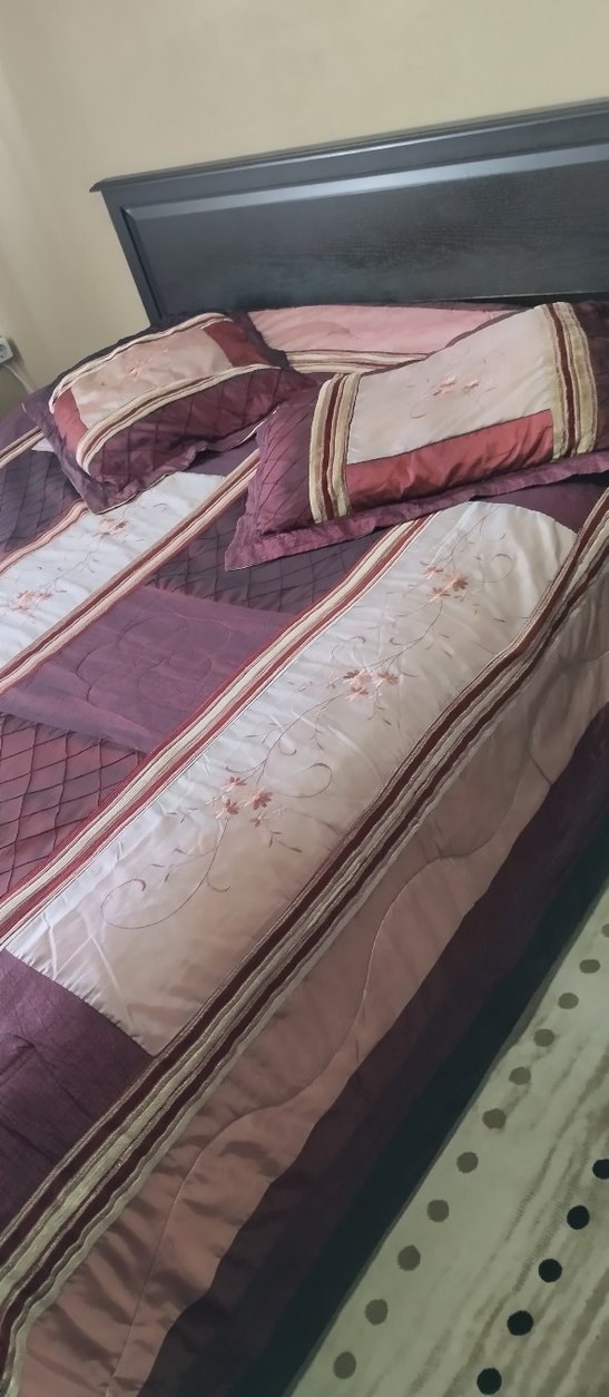 İşlemeli Parlak Bordo Yatak Örtüsü - Görsel 2