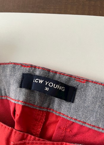 Kırmızı Kemerli Erkek Mini Şort - Görsel 2