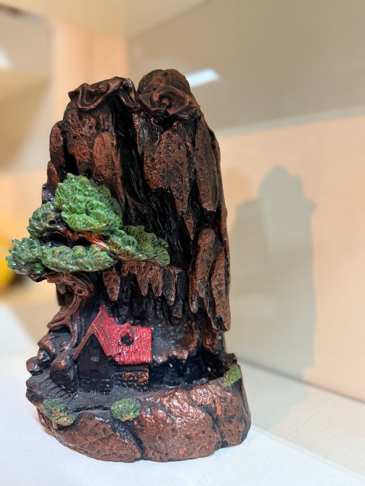 Kırmızı Çatılı Ev ve Ağaçlı Figürin - Görsel 3