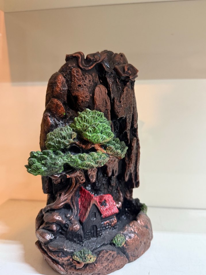 Kırmızı Çatılı Ev ve Ağaçlı Figürin - Görsel 2