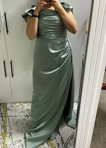 Su yeşili gece elbisesi
