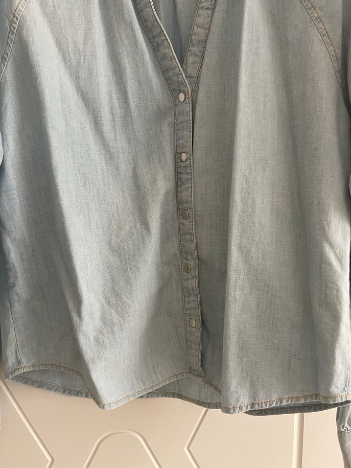 Mavi V Yaka Düğmeli Denim Gömlek - Görsel 5