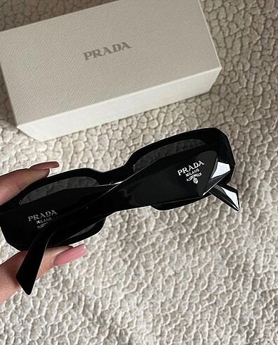 Prada güneş gözlüğü özel ilan