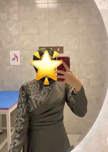 Haki yeşil taşlı şık saten tesettür abiye - Görsel 2